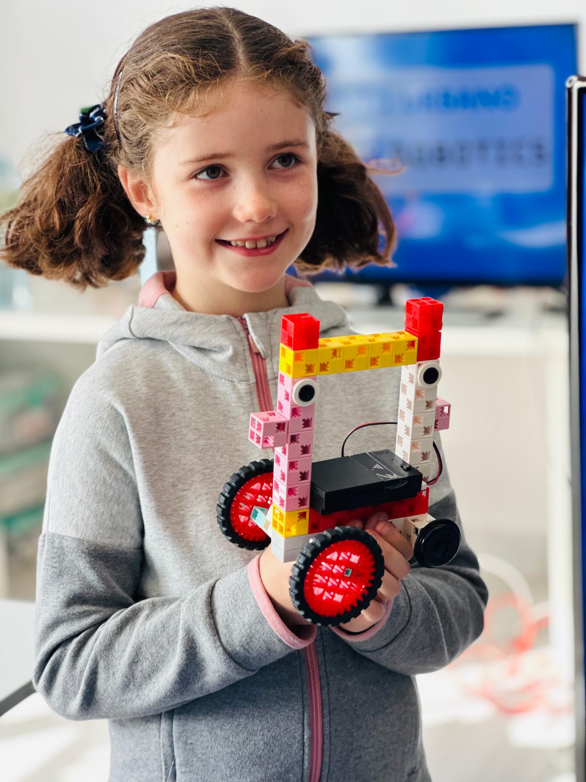 Niña en un taller de Obo We Teach Robotics